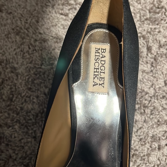 Badgley Mischka Flower Peep Toe Pump - Picture 6 of 8